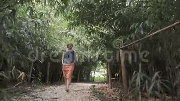 小女孩走在乔治亚州的竹巷里视频的预览图