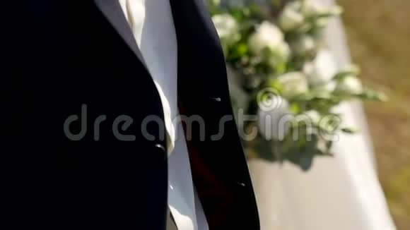 新郎和新娘合上花结婚纪念日视频的预览图