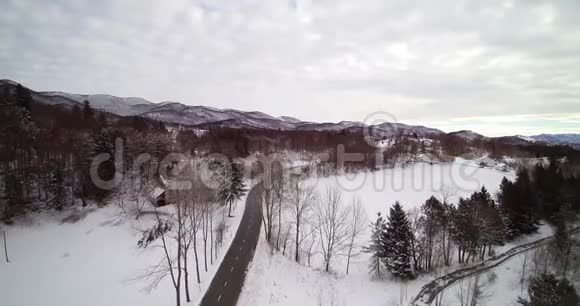 乡村道路在冬天下雪的乡村视频的预览图
