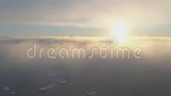 南极洲日落海洋表面雾鸟瞰视频的预览图
