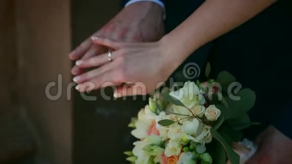 慢慢地靠近新娘和新郎结婚戒指在手上视频的预览图