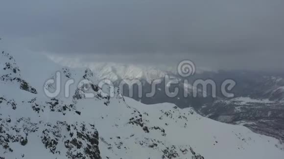 暴风雪期间美丽的山脉被雪覆盖空中拍摄的画面是4k视频的预览图