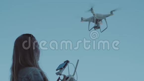 女人用遥控器操作无人机视频的预览图