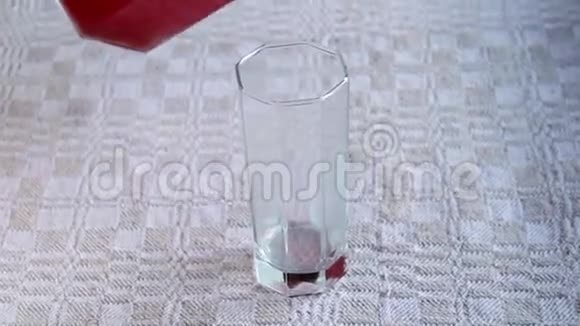 compote倒入一个玻璃杯里视频的预览图