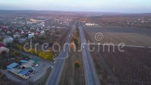 在郊区与汽车相等的高速公路视频的预览图