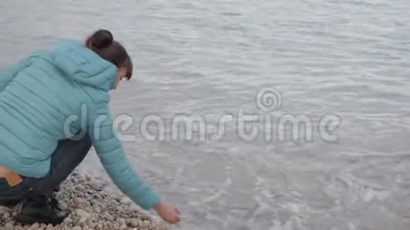 孤独寒冷海滩的女人可爱的白种人女人在海滩上玩海水视频的预览图