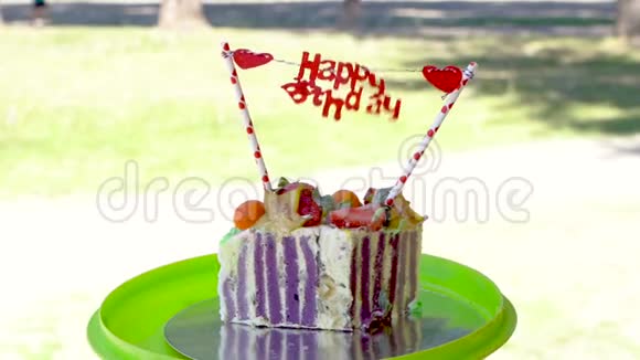 生日蛋糕和生日快乐信息视频的预览图