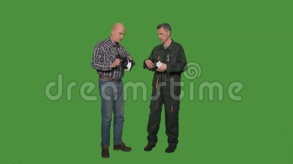 两个人戴上VR耳机视频的预览图