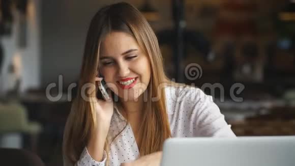 微笑的女商人在电话里谈着计划视频的预览图