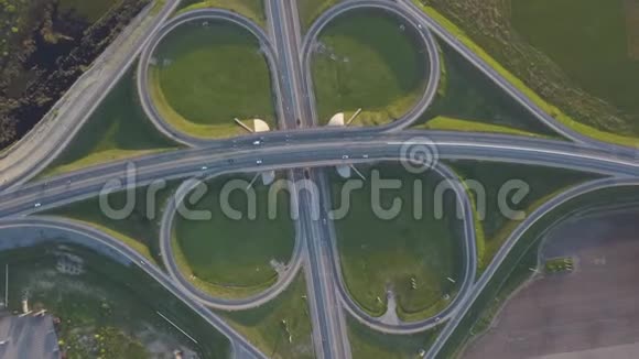 夏季交通枢纽交通交叉路口的空中镜头从上方可看到日景视频的预览图