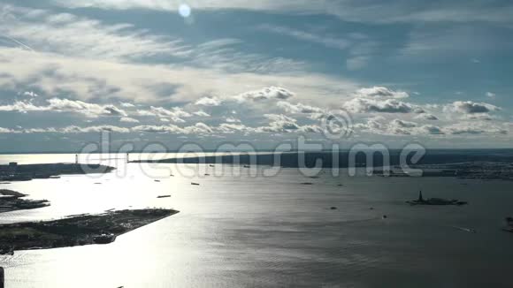 上湾哈德逊河末端的自由岛和加弗纳斯岛视频的预览图