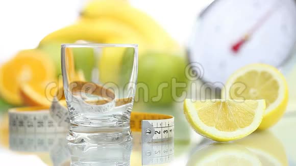 柠檬汁倒在玻璃杯里水果米尺减肥食品视频的预览图