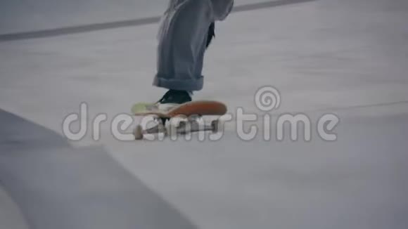滑板运动员在滑板上的极限特写视频的预览图