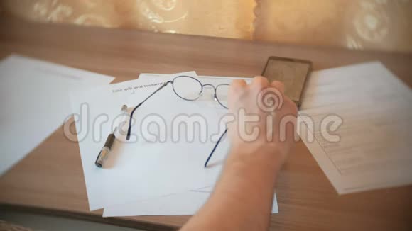 年轻人正在写遗嘱特写的手视频的预览图