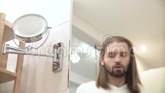 睡人照镜子在浴室里视频的预览图