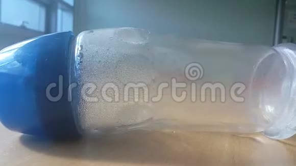 蓝盖透明透明透明水瓶视频的预览图