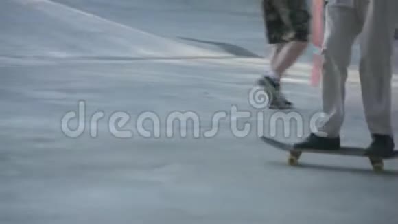 滑板运动员在滑板上的极限特写视频的预览图