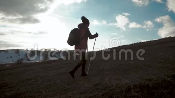 带背包的女旅行者在山上徒步旅行漫步在群山中自由与幸福视频的预览图