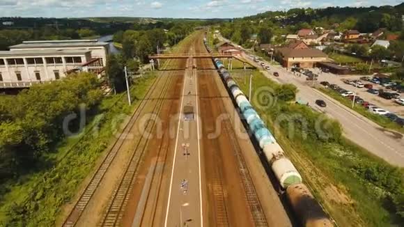 从空中俯瞰铁路视频的预览图