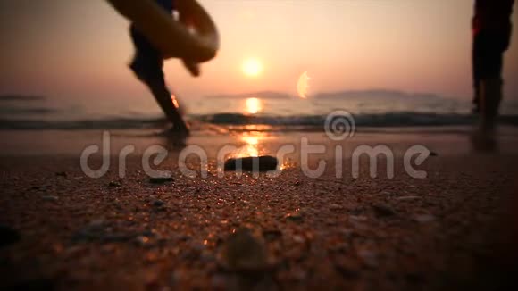 K4海滩上的小岩石浅田深孩子们奔跑着夏日夕阳的气氛谷物和黑暗的加工视频的预览图