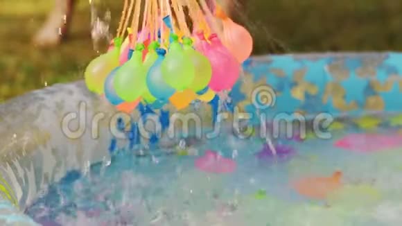在夏日里用五颜六色的水球来装水视频的预览图