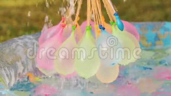 在夏日里用五颜六色的水球来装水视频的预览图