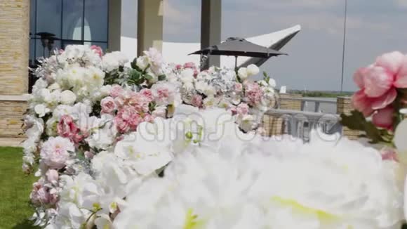 结婚典礼婚礼的地点装饰着许多鲜花婚礼的地点视频的预览图
