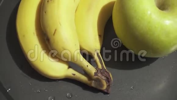 苹果和香蕉在烤盘上旋转慢动作视频的预览图
