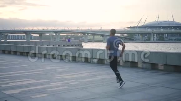 非裔美国人在城市人行道上奔跑视频的预览图