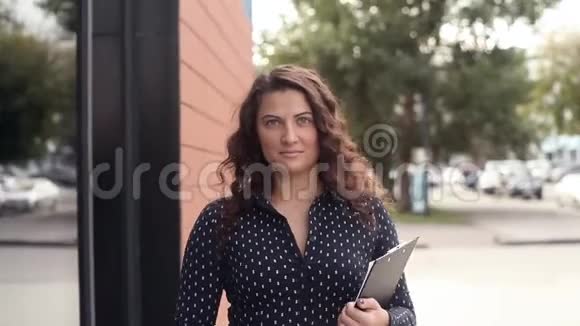 可爱的商务女性漫步在办公室旁边有着美丽的微笑和心情视频的预览图