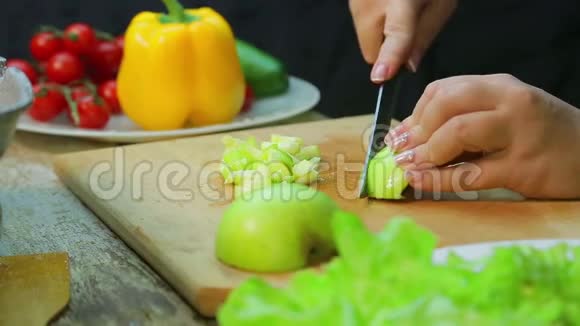 女人在木板上切苹果做沙拉视频的预览图