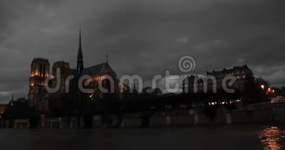 巴黎圣母院的时光每天晚上视频的预览图