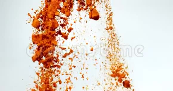 姜黄姜黄白底粉印度香料慢动作视频的预览图