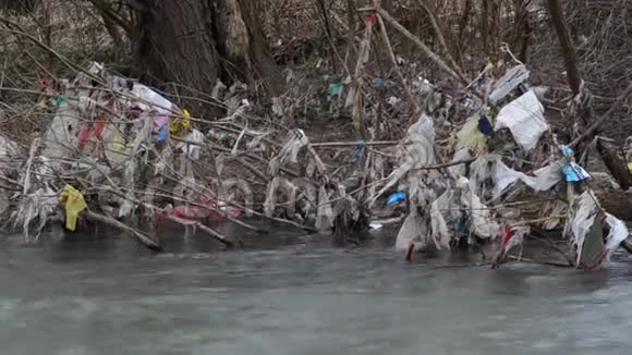 环境污染漂浮在污染河流中的塑料袋瓶子垃圾和垃圾垃圾和水中的废物重科视频的预览图