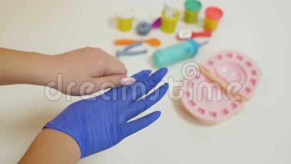 一个小孩子在牙医玩具工具里和牙医玩视频的预览图
