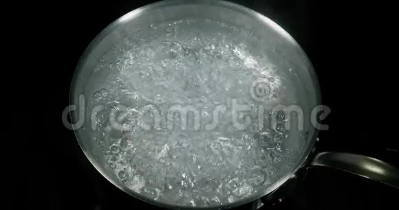 锅中的热水慢动作视频的预览图