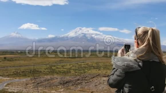 度假旅行女拍照阿拉拉特山地景观暑假期间的大自然年轻女性站在视频的预览图