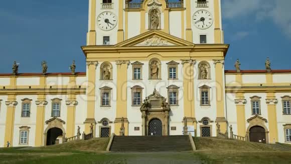 捷克共和国SvatyKopecek教堂的Olomouc圣母玛利亚瞻仰教堂装饰视频的预览图