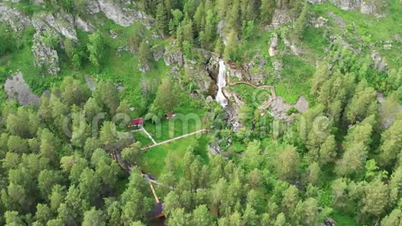 无人机在阿尔泰山带瀑布的绿色森林上空飞行视频的预览图