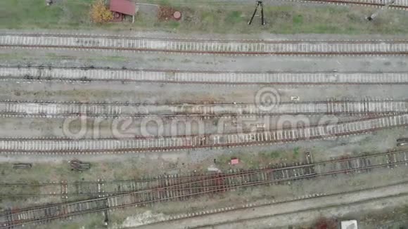 城市工业部分的货运列车和铁路轨道的无人机顶视图铁路上有货物的瓦贡人鸟瞰图视频的预览图
