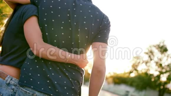 女人拥抱男朋友在阳光下相爱感到悲伤库存数据视频的预览图