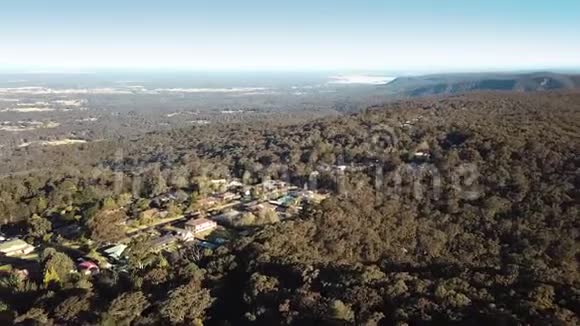鸟瞰鲍文山村与库拉戎农田和蓝山山麓视频的预览图