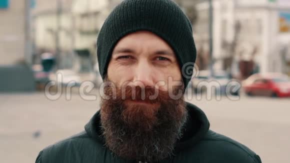 街上一个留胡子的微笑青年的画像视频的预览图