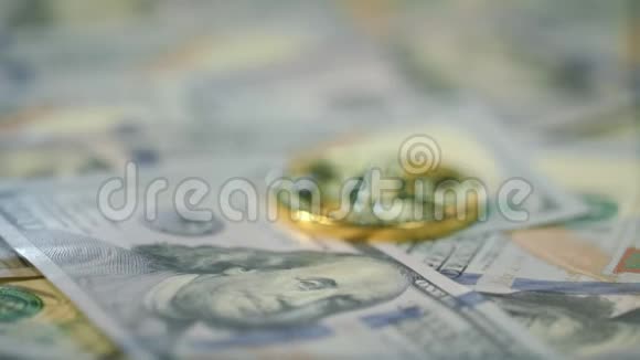 加密货币金融比特币业务金币躺在美元钞票上视频的预览图