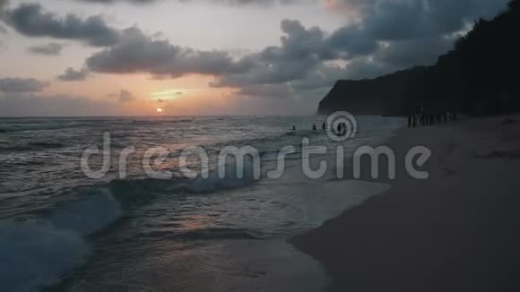 令人惊叹的热带天堂海滩日落时有海浪视频的预览图