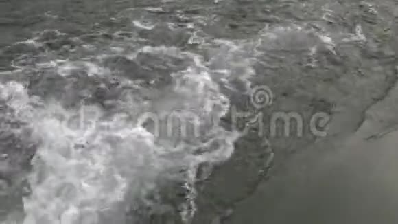 从漂浮的船上走过慢动作视频的预览图