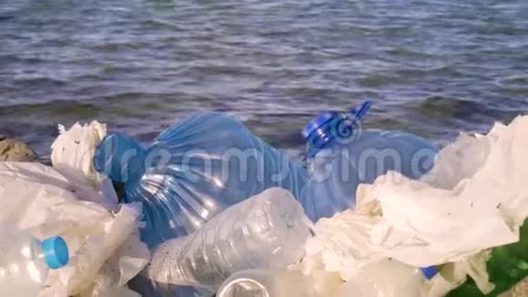 污染冬季风暴后海滩上的垃圾塑料和废物视频的预览图