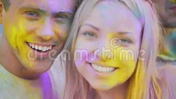 特写男女快乐的脸脸上挂着彩色的笑容准备拍照视频的预览图