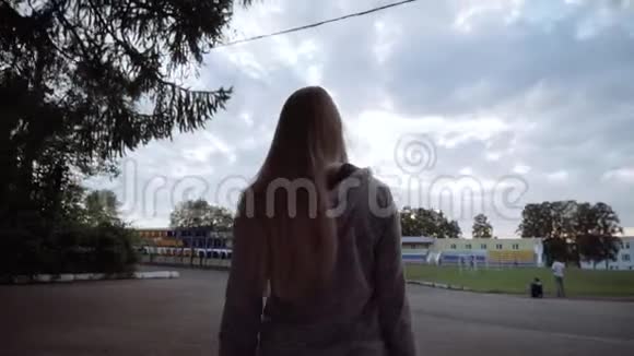 女孩去体育场训练一个女孩去健身房的后视镜视频的预览图