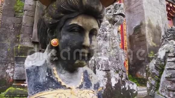 印尼巴厘岛古寺中女性手雕石雕视频的预览图